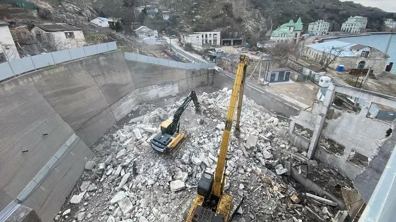 В Балаклаве сносят здание «Академии шпионажа» ради нового отеля