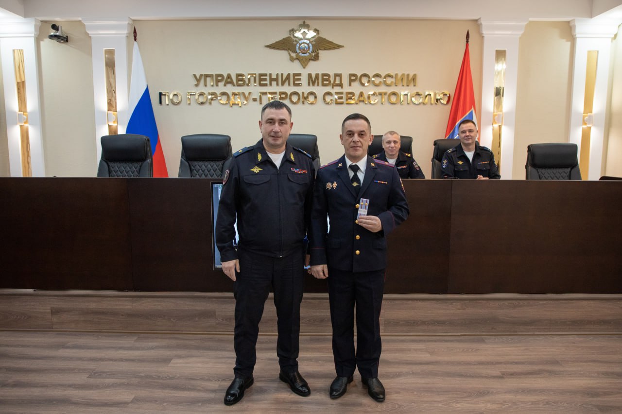 Начальник УМВД России по г.Севастополю генерал-майор полиции Сергей Сигунов вручил новые погоны сотрудникам ОВД, получившим очередные специальные звания