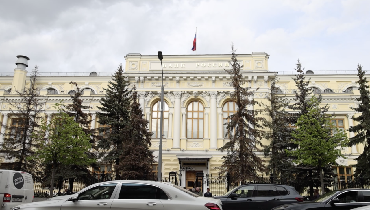 Банк России снизил ключевую ставку до 15,5%