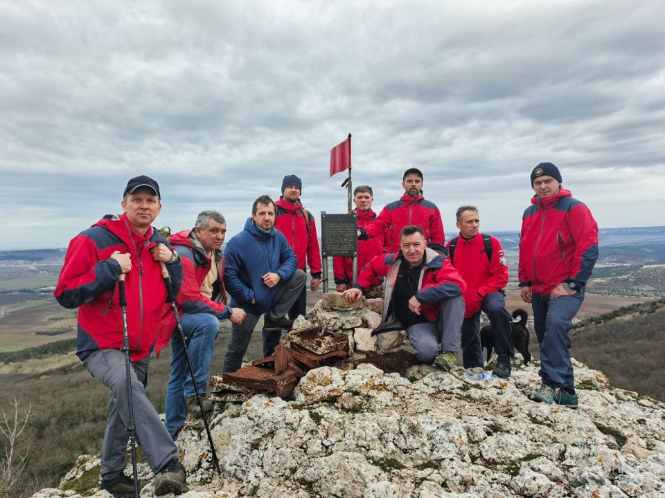 В минувшие выходные сотрудники поисково-спасательных подразделений «Юг» и «Север» Спасательной службы Севастополя провели учебно-тренировочное занятие на маршрутах Большой Севастопольской тропы