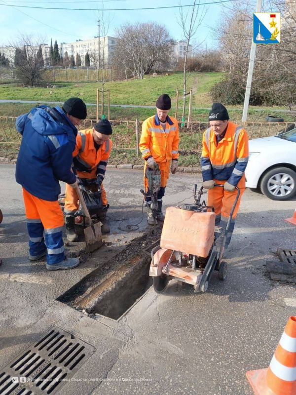 Сотрудники «Водоканала» начали ремонтировать дождеприемники на улице Фадеева