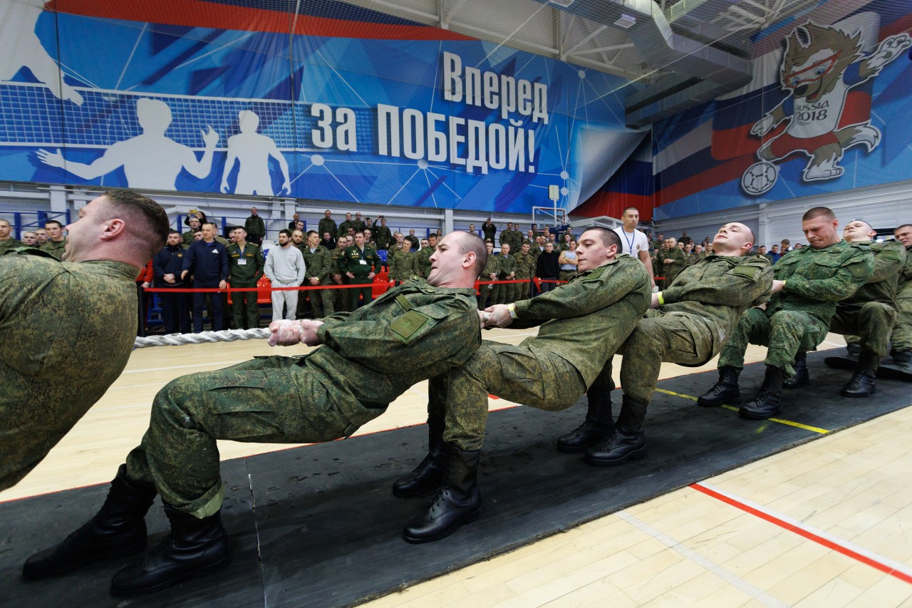 Бойцы Южного военного округа состязались в перетягивании каната