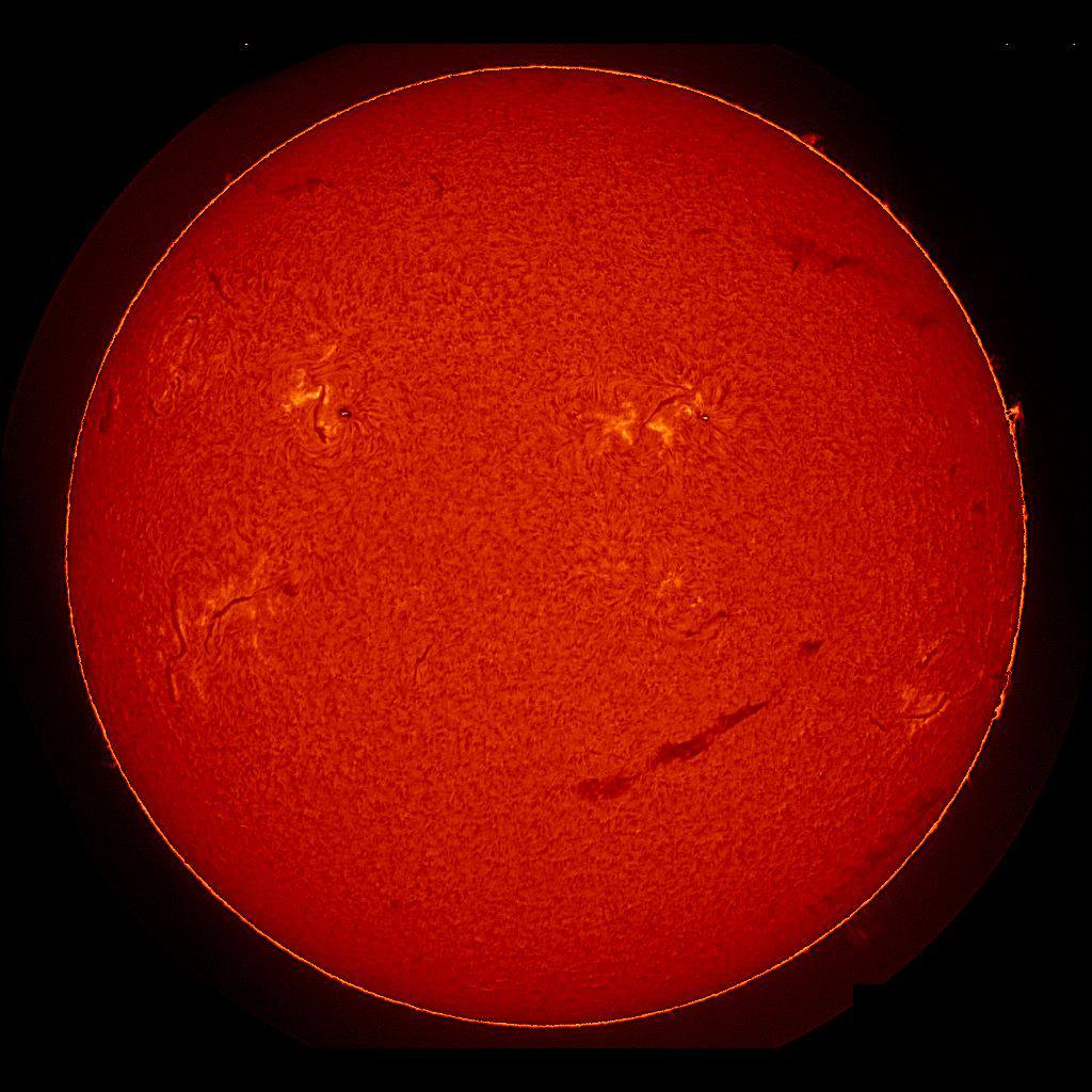Сегодня ученые заметили смайлик на Солнце