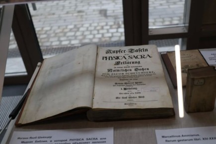 В «Новом Херсонесе» представили уникальные книжные издания XVII и XIX веков