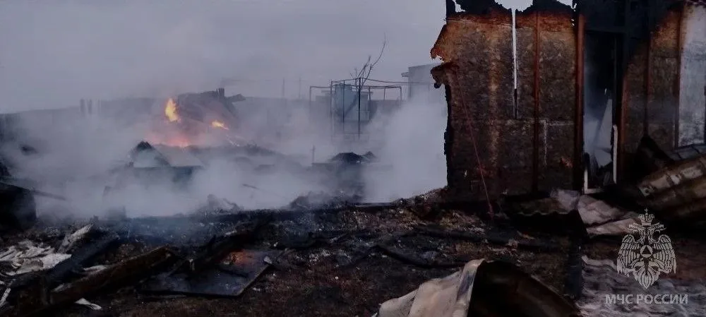 Пожар на Северной стороне Севастополя охватил два жилых дома и две хозпостройки