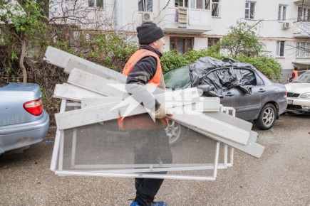 Городские службы продолжают ликвидировать последствия ночного удара ВСУ по Севастополю