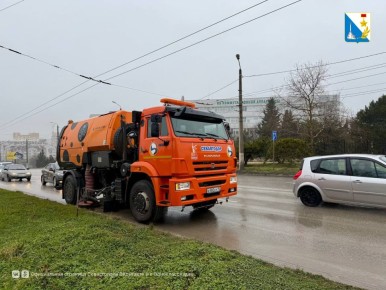 Спецтехника очищает севастопольские дороги