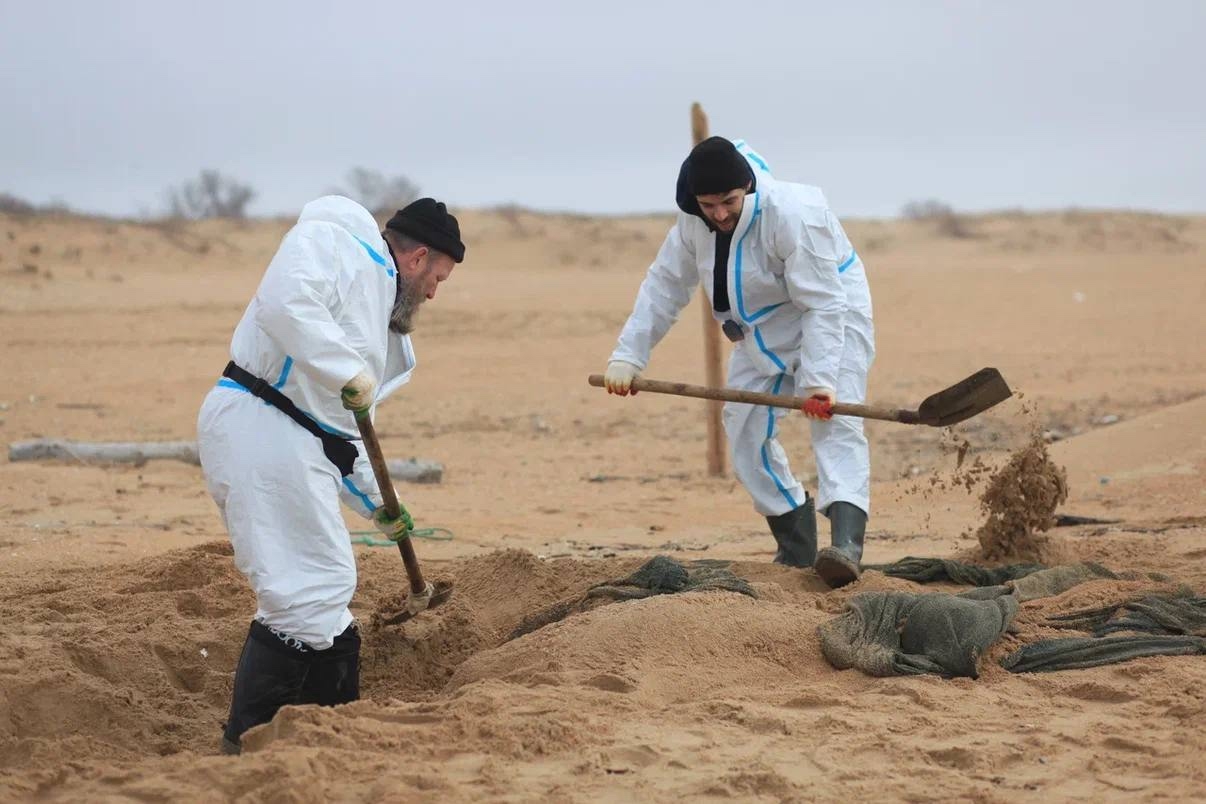 300 человек очищали берег от мусора на Кубани