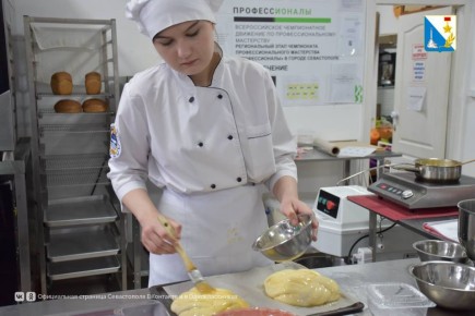 Будущие повара, кондитеры и официанты Севастополя борются за победу в чемпионате «Профессионалы»
