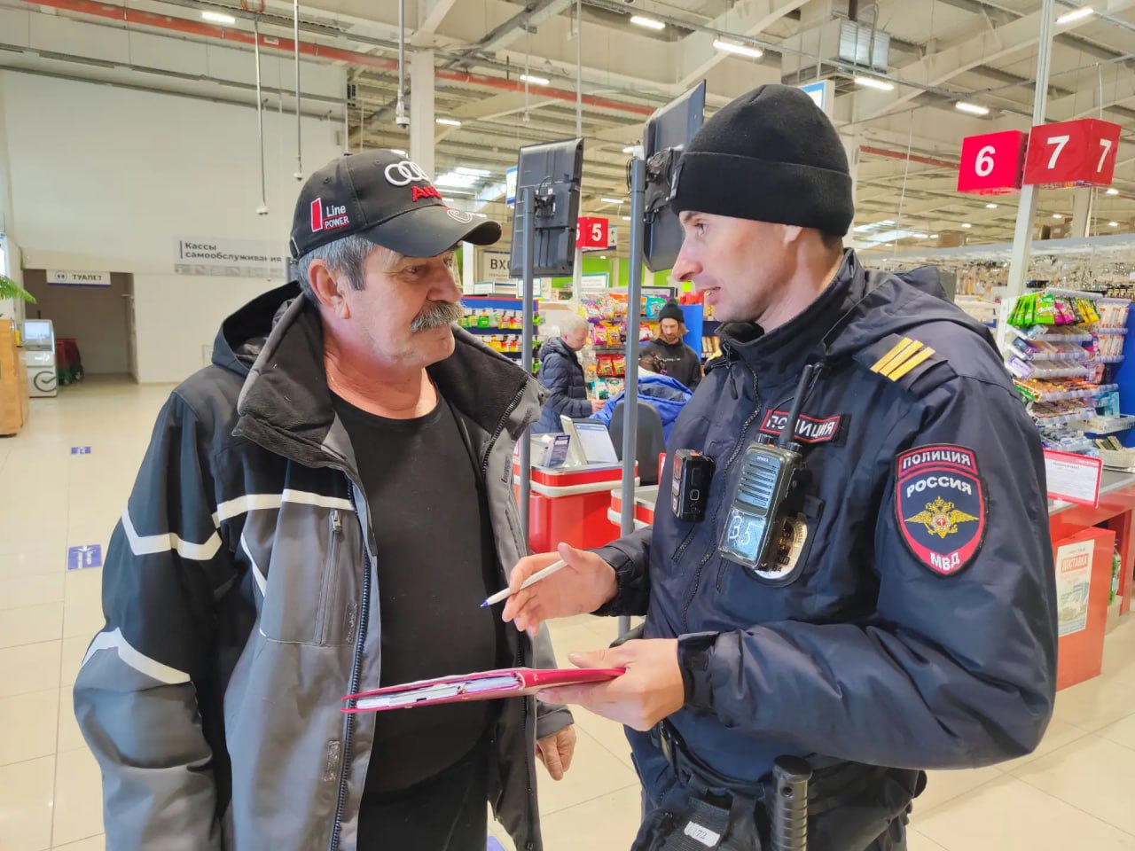 В Севастополе сотрудники полиции разъясняют гражданам о способах защиты от мошенников