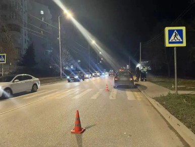 В Севастополе 12-летний самокатчик попал в больницу после ДТП на переходе