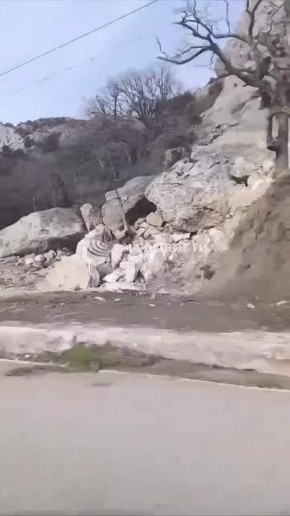 Так выглядят последствия обвала на трассе Ялта – Севастополь