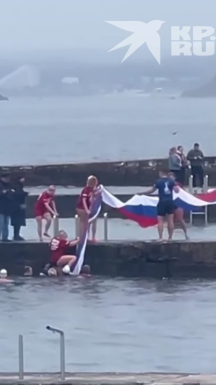 В Севастополе состоялся масштабный слёт любителей зимнего плавания