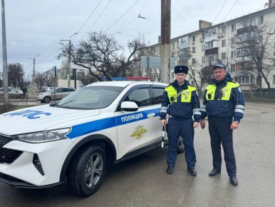 Сотрудники Госавтоинспекции Севастополя помогли девушке запустить двигатель иномарки, заглохшей на дороге