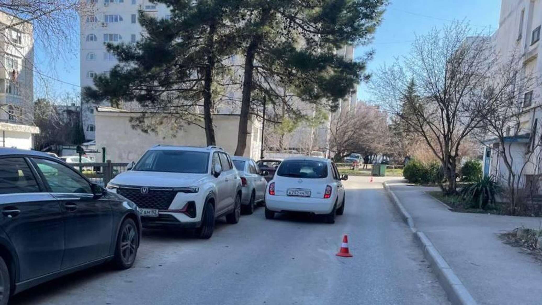 Внезапно вышел на дорогу: в Севастополе иномарка сбила подростка