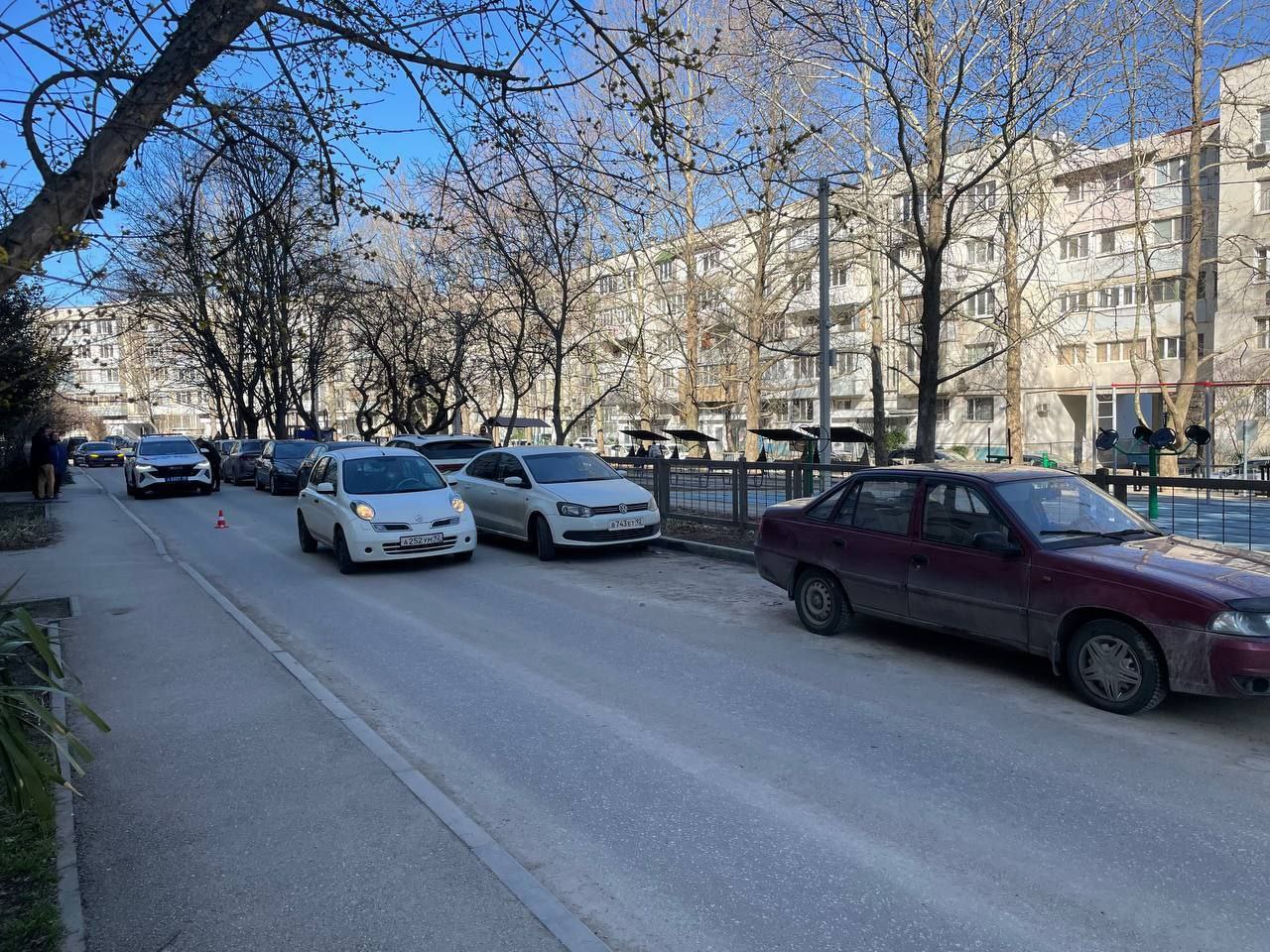 В Севастополе автомобиль сбил выбежавшего на дорогу подростка