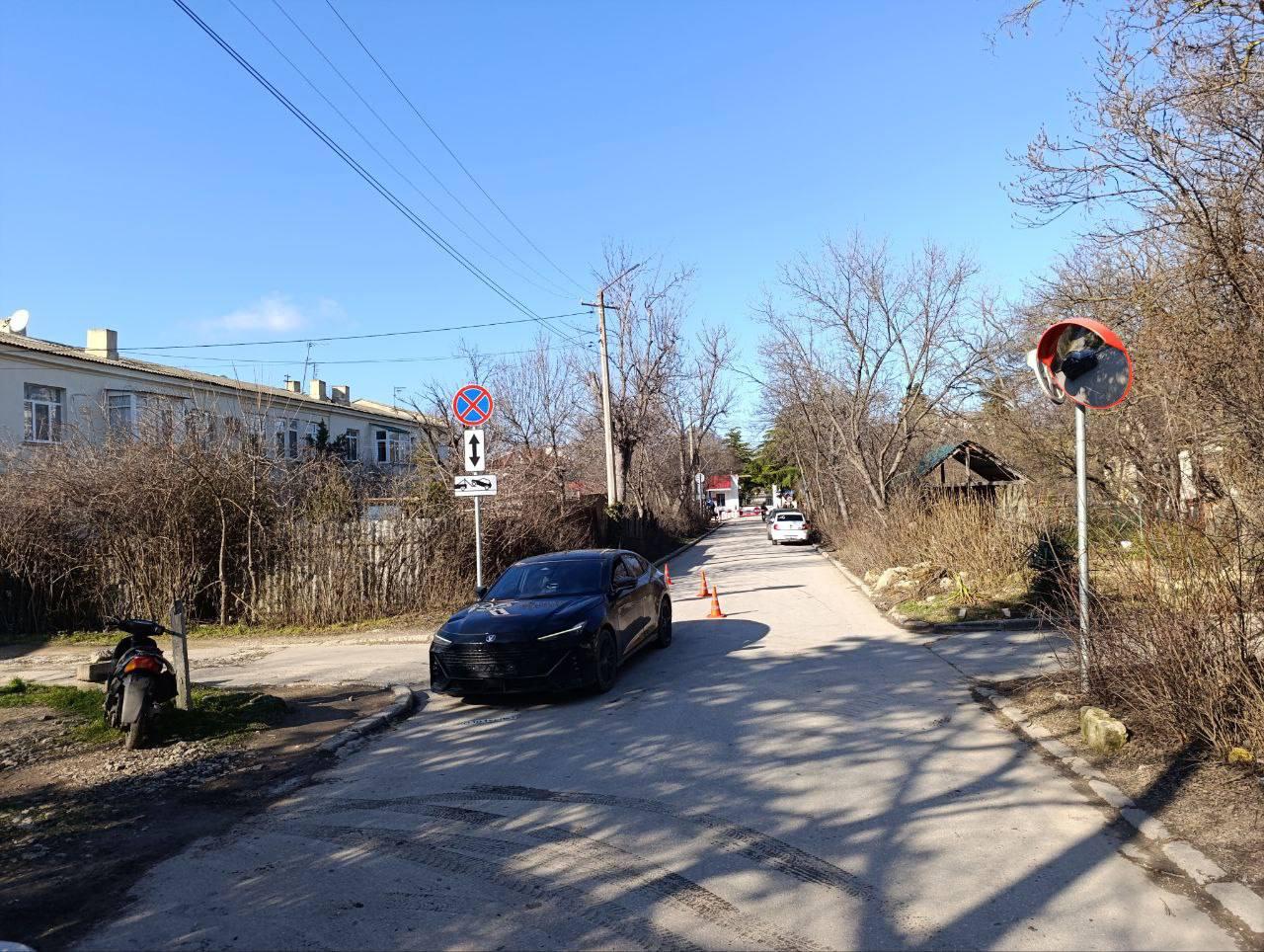 Мопедист влетел в легковушку в Севастополе и скрылся с места аварии