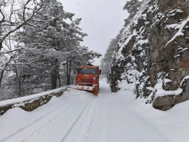 В Крыму занесло снегом дорогу на Ай-Петри