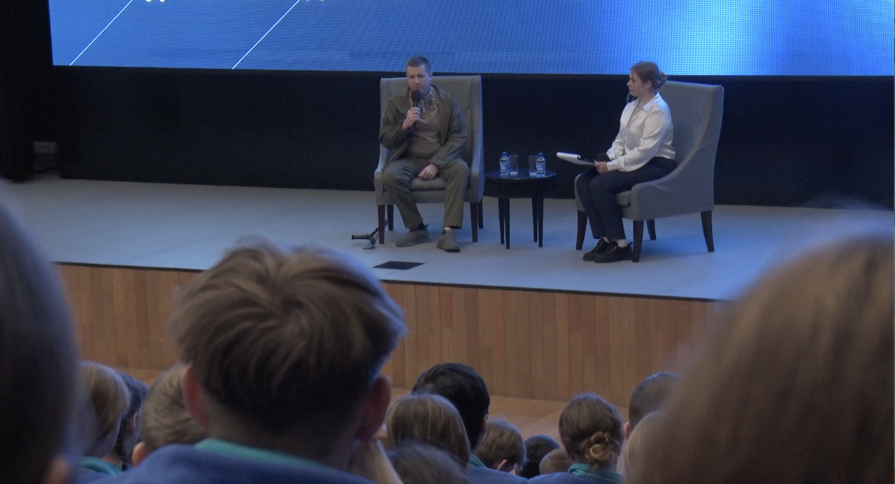 Защитник Мариуполя Андрей Антоненко встретился с артековцами