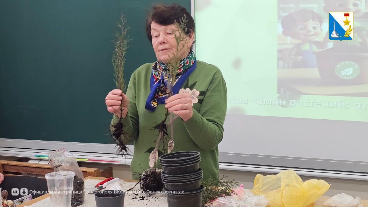 Ученикам Инженерной школы показали, как начинается выращивание саженцев