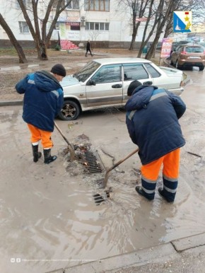 Сотрудники севастопольского "Водоканала" проверяют ливневую канализацию