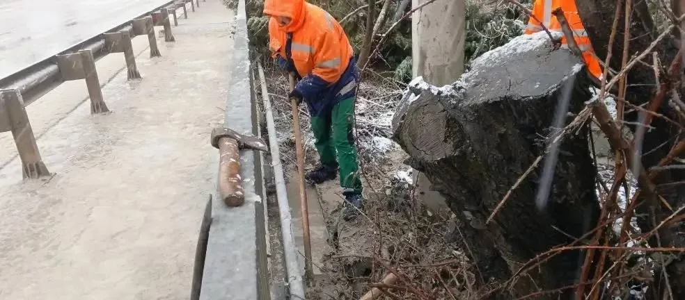 Из-за непогоды в Севастополе дорожники переведены на усиленный режим работы