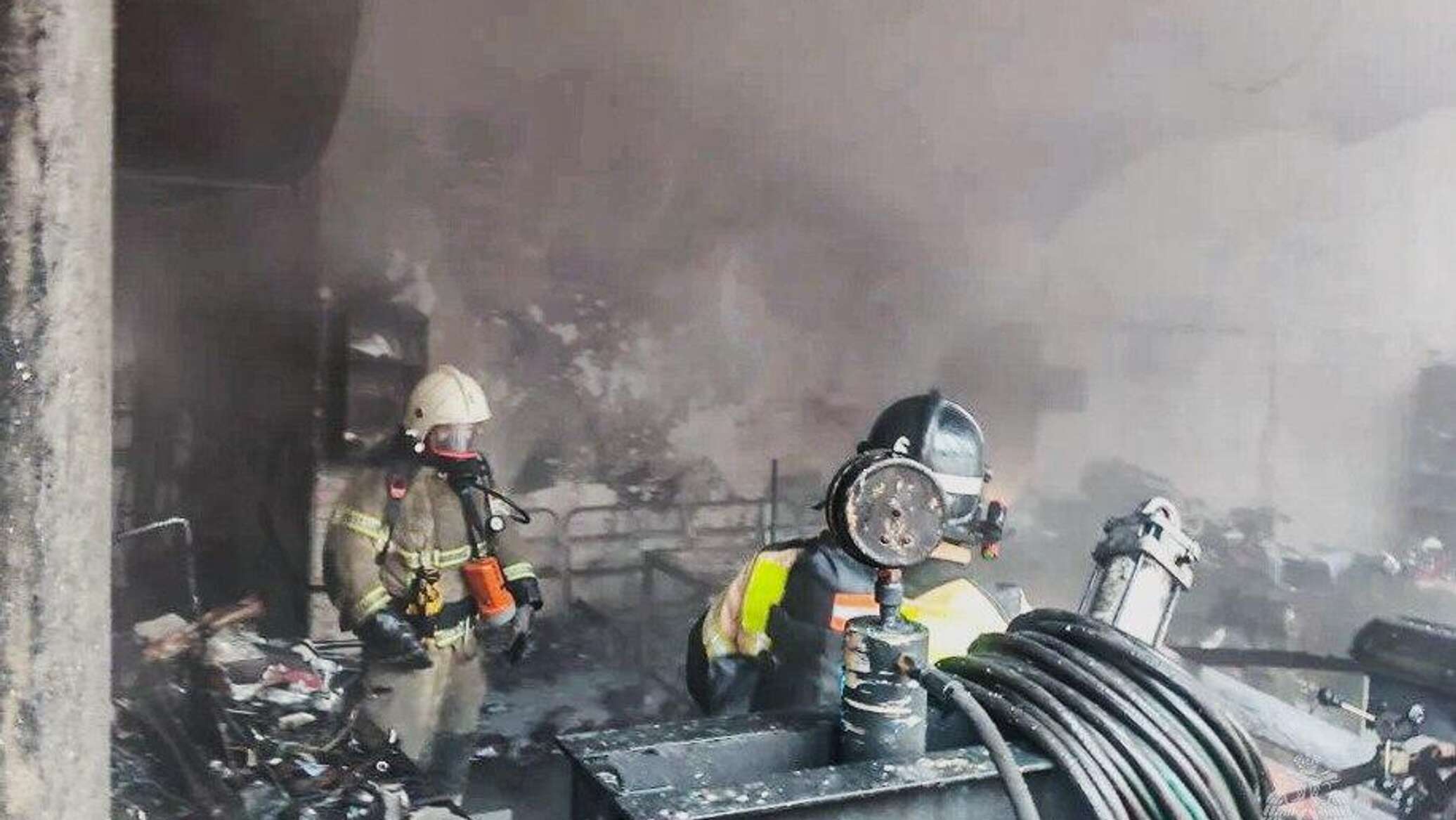 В Севастополе горит ремонтная мастерская - эвакуированы 30 человек