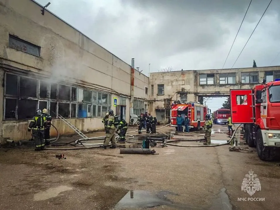 В Севастополе загорелась мастерская