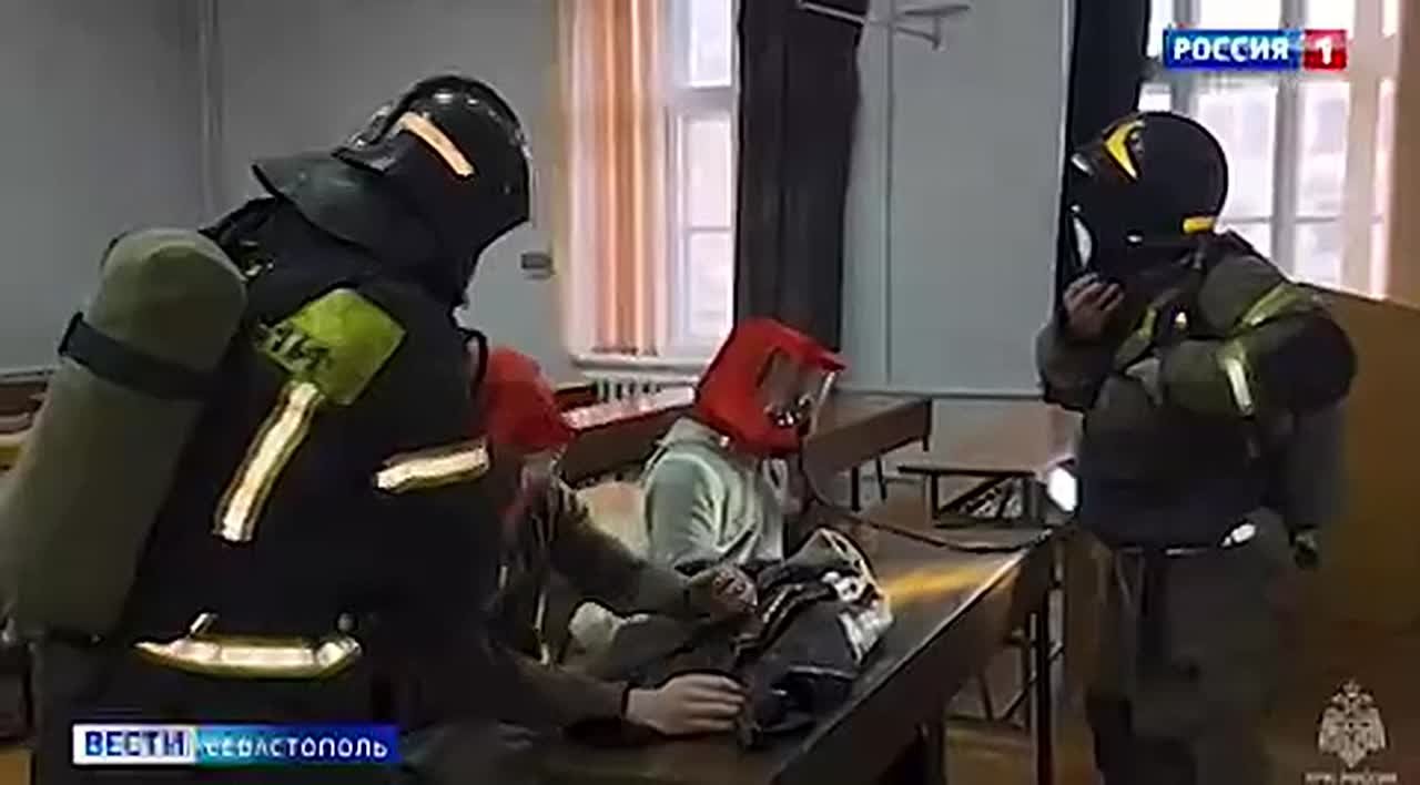 Спасатели МЧС потушили учебный пожар в Севастопольском госуниверситете