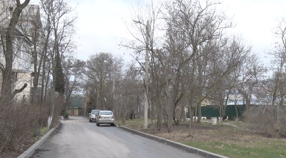 У сквера на Макарова заменили все аварийные столбы