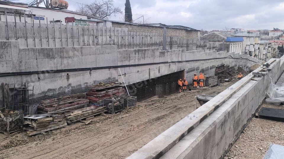 Капитальный ремонт подпорной стены на Адмирала Октябрьского завершат к июлю этого года