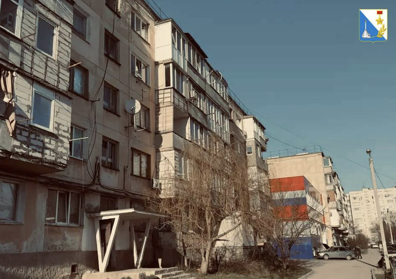 В двух домах на ул. Маршала Крылова заменили 49 стёкол