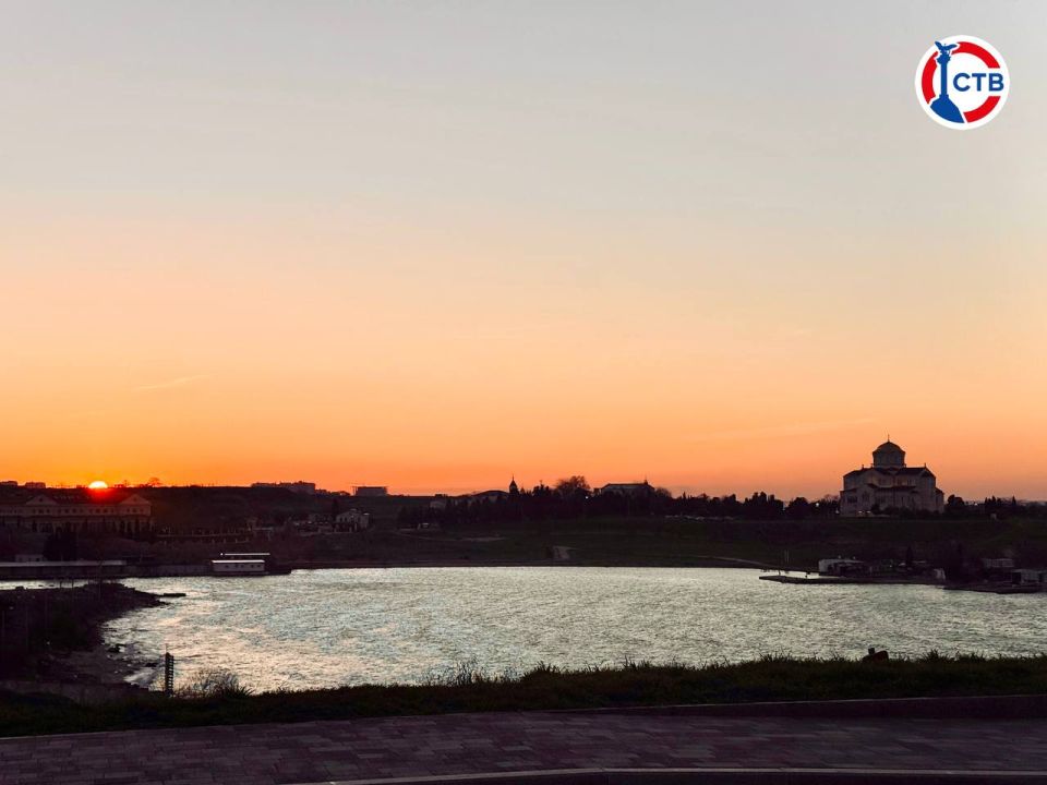 Великолепным закатом Севастополь простился с зимой