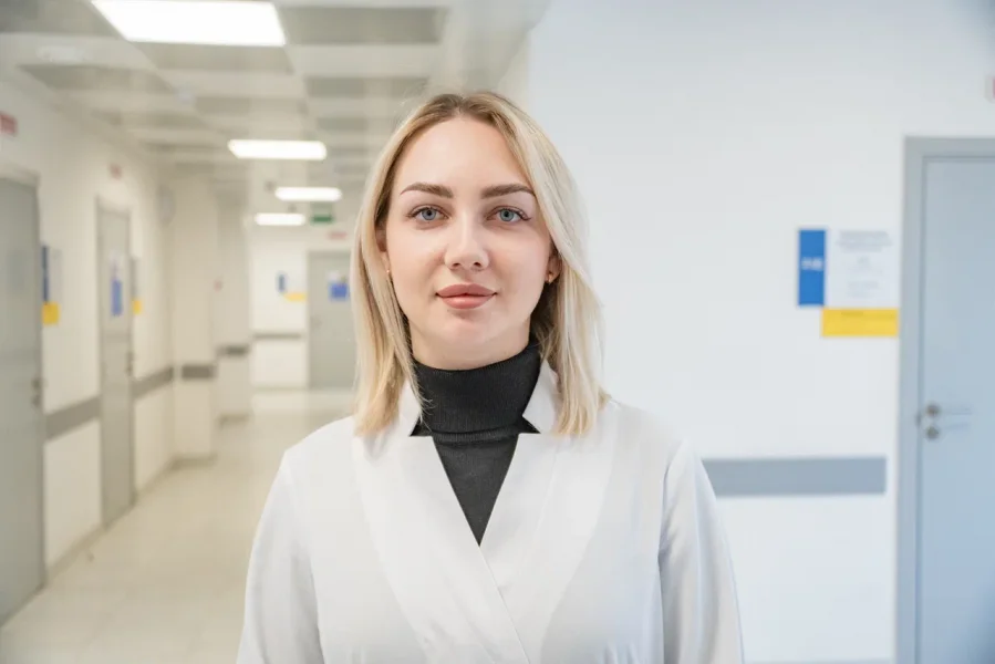 В поликлинике № 2 работает молодой врач-участковый терапевт