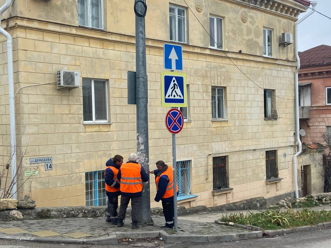 На текущей неделе работниками Горсвета проведён комплекс работ по очистке опор от агитационных и рекламных материалов, объявлений, иной информационной продукции по ул. Керченская