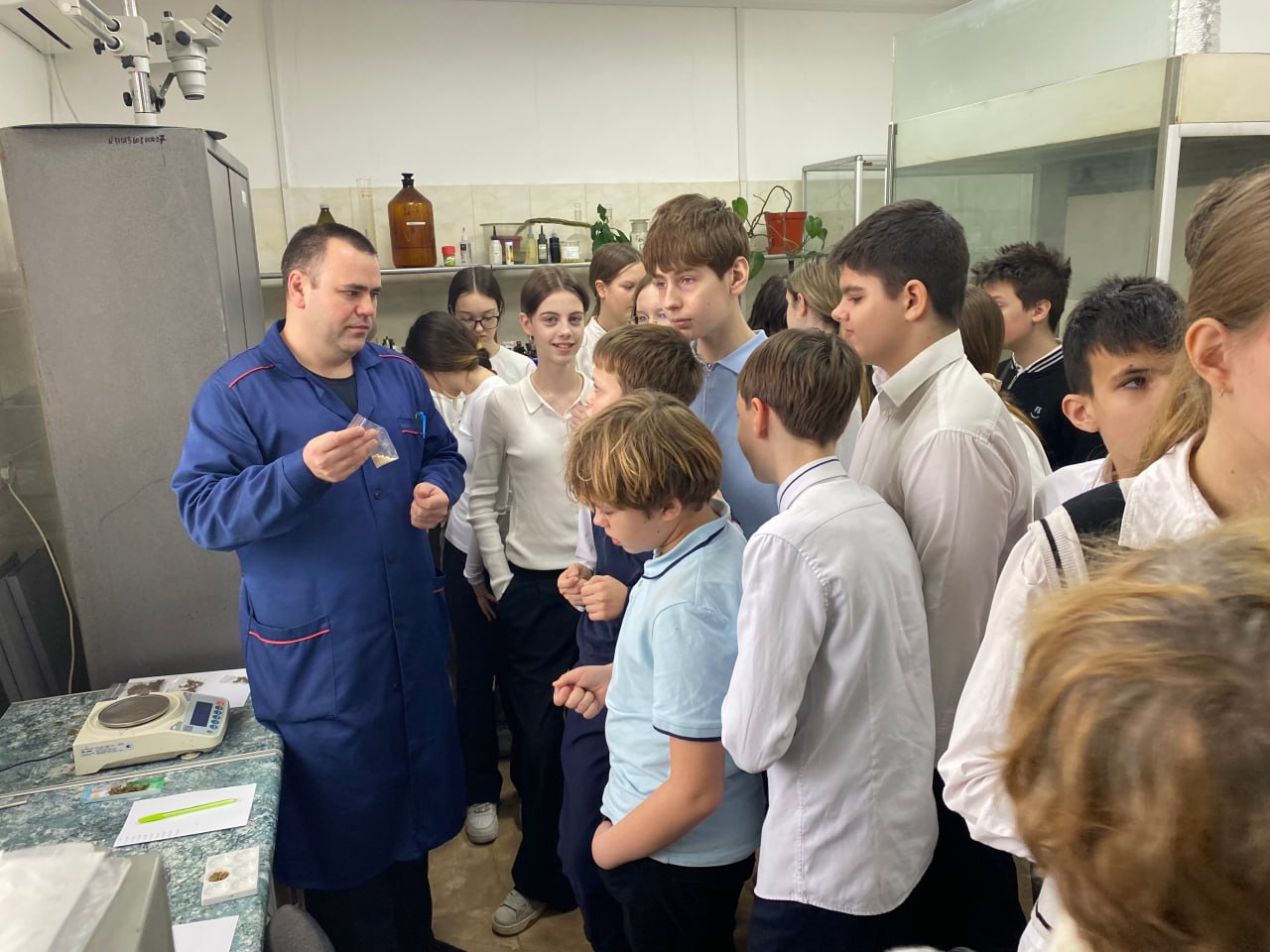 Полицейские эксперты-криминалисты познакомили севастопольских школьников с историей и трудовыми буднями своей службы