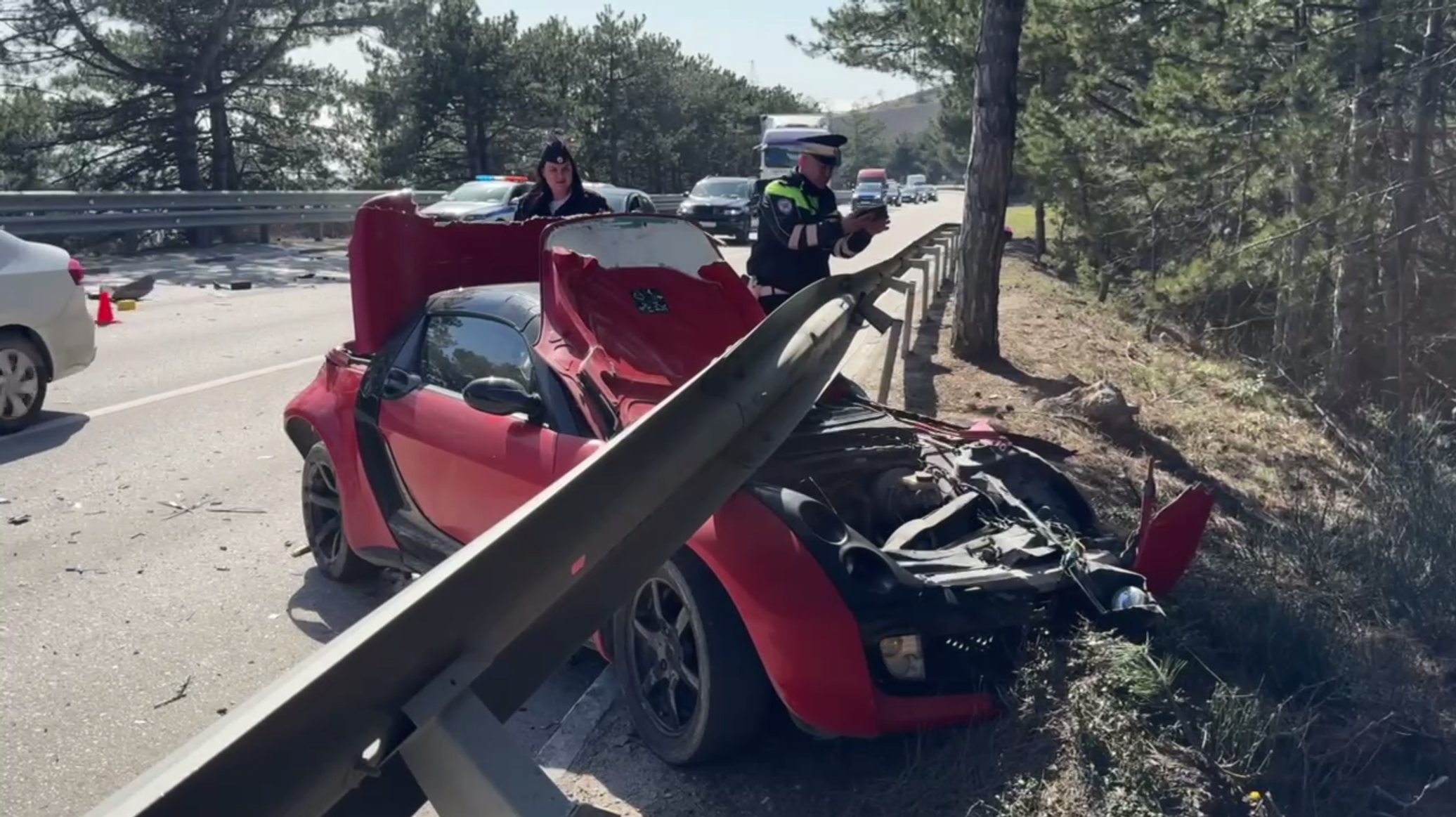 Влетел в отбойник: три человека пострадали в аварии на ЮБК