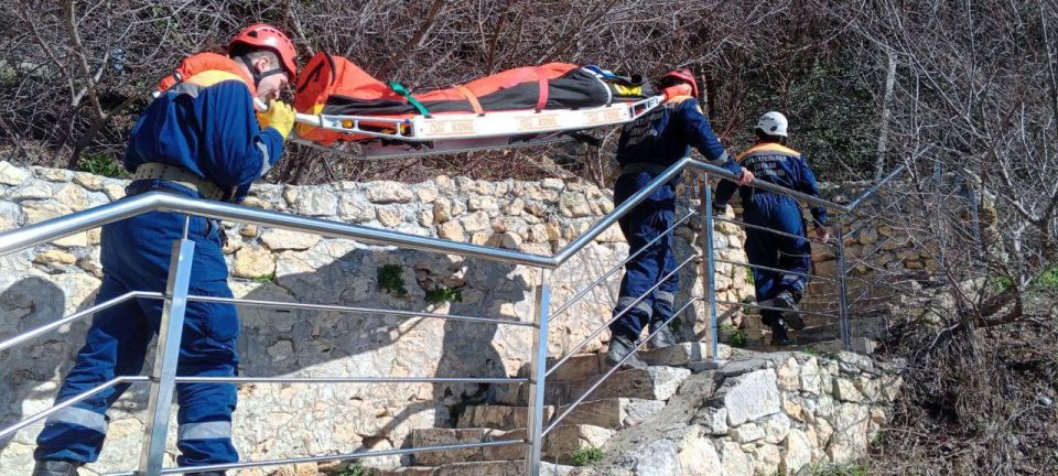 На Фиоленте спасатели помогли женщине, сломавшей ногу на лестнице к Яшмовому пляжу