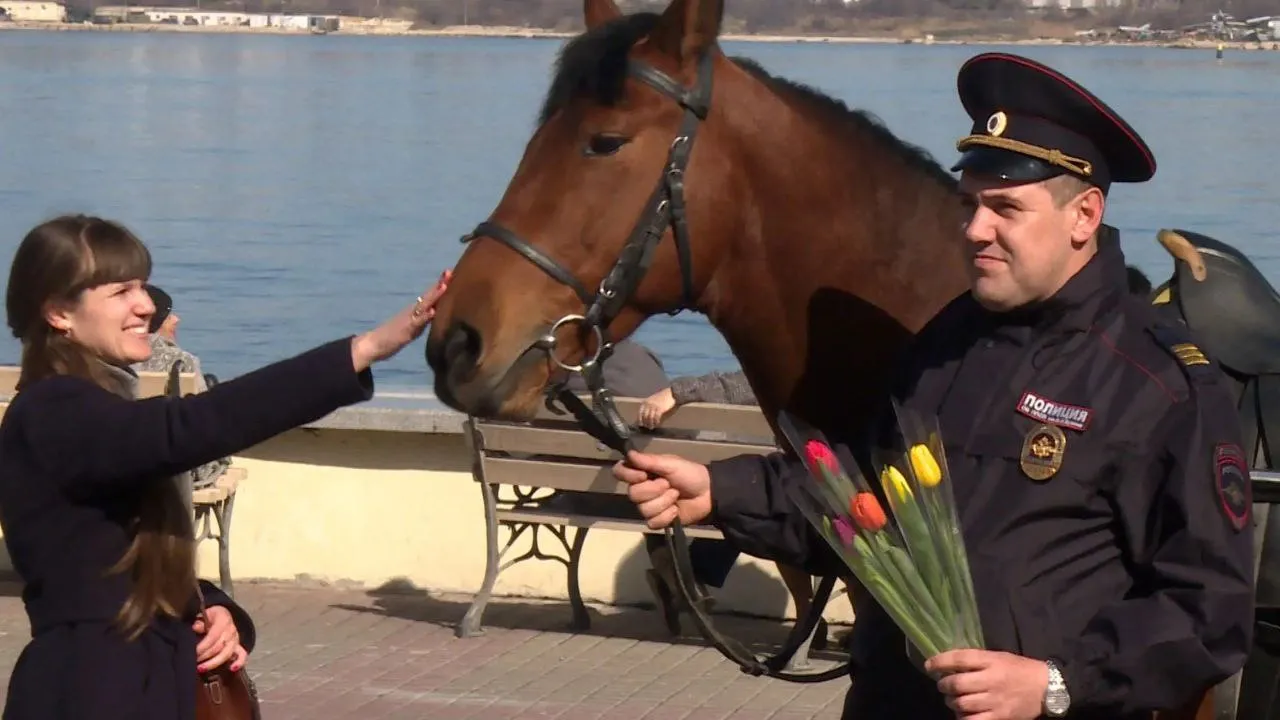Принцы правосудия: как конная полиция Севастополя поздравляла женщин с праздником весны?