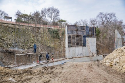 Строители выполнили половину от запланированного объема работ по строительству подпорной стены на улице Адмирала Макарова