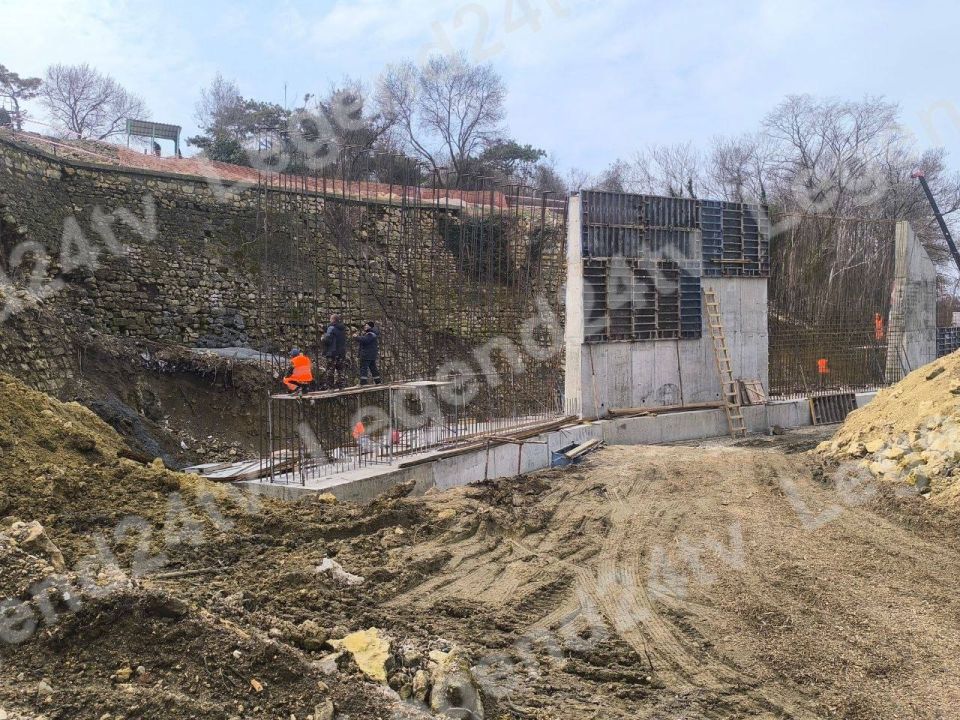 Подпорная стена на улице Адмирала Макарова готова на 50%