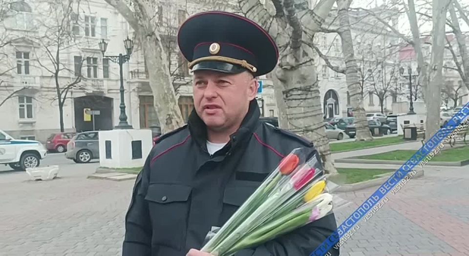 Сотрудники полиции продолжают поздравлять жительниц города с наступающим праздником 8 марта