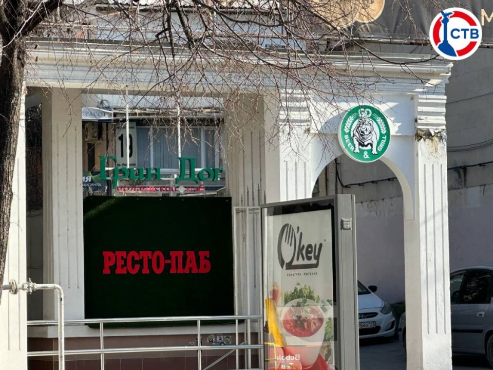 Севастопольские заведения обновляют вывески в соответствии с новым законом