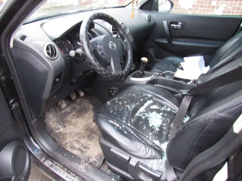 В Евпатории задержали мужчину, разбившего три машины за ночь тротуарной плиткой