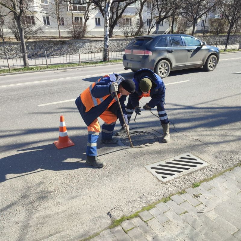 Водоканал: Рабочие моменты. Прочистка сетей ливневой канализации на ул. Гоголя, ул. Ревякина, ул. Ленина Фото Николая Ерёмина