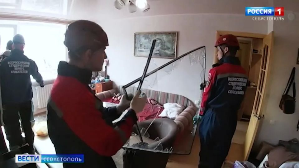 В Севастополе ликвидируют последствия ночной атаки ВСУ: пострадали десять жилых домов