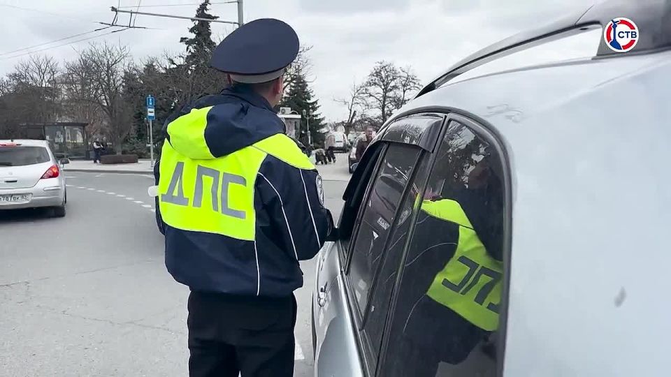 Сотрудники ГАИ поздравили севастопольских автоледи цветами