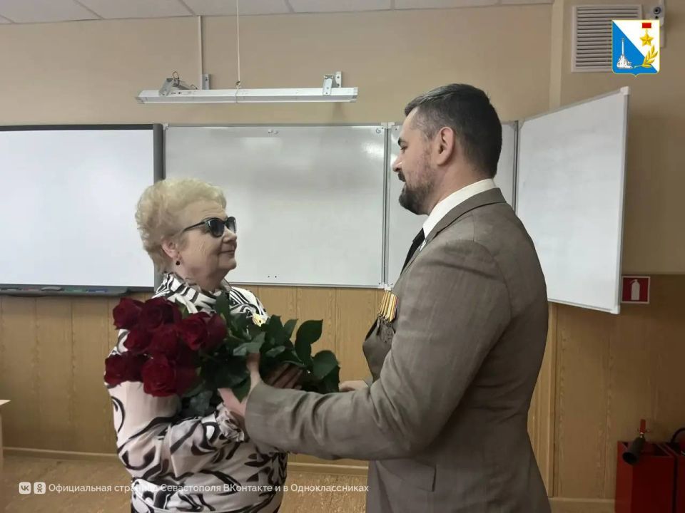 Своего учителя Наталью Николаевну Чидикову с наступающим 8 марта поздравил ветеран спецоперации