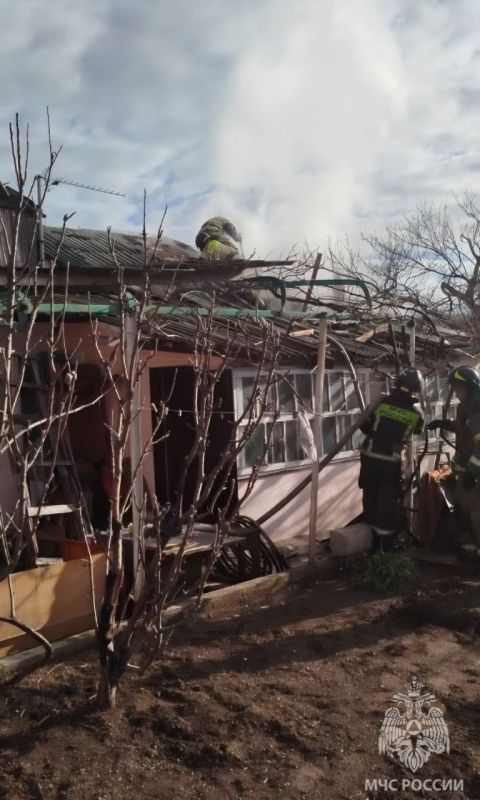 Одноэтажный частный дом загорелся в Севастополе