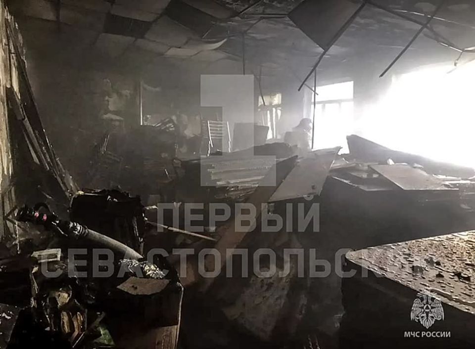 В Севастополе ликвидировали пожар в мастерских гимназии №10